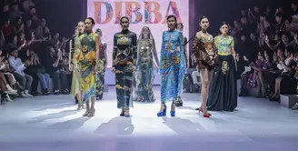 “SILK ROAD” adalah tajuk dari koleksi terbaru persembahan dari	DIBBA. Brand yang khas dengan permainan print yang berwarna warni ini sukses mencuri perhatian. Terinspirasi dari kisah lawas seorang Wanita dari kerajaan Cina yang melakukan perjalanan panjang dari timur ke barat. Selama perjalanan, ia menemukan banyak hal menarik, termasuk makhluk mitologi; Naga dan Harimau.
Seiring dengan sejarah tersebut, DIBBA menciptakan koleksi yang tak terlupakan dengan Naga dan Harimau sebagai Simbol utama koleksi ini. Terdiri dari 18 look eksklusif yang bermain dengan material khusus dan detail rumit, menjadikan koleksi begitu spesial. [ Foto: dok Plaza Indonesia ]