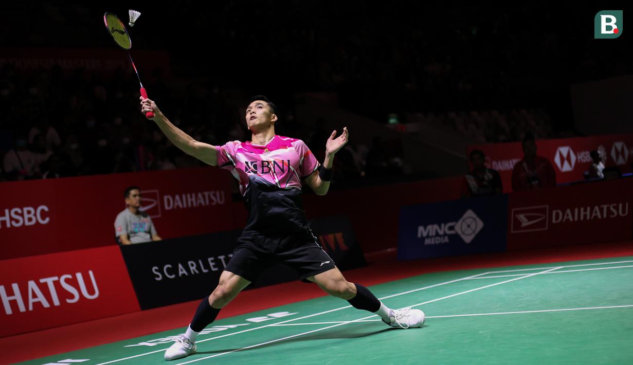 Pebulutangkis tunggal putra Indonesia, Jonatan Christie bertanding melawan pebulutangkis tunggal putra India, Lakshya Sen pada laga perempat final Indonesia Masters 2023 di Istora Senayan, Jakarta, Jumat (27/01/2023). Jojo menang dengan skor 15-21, 21-10, 21-13. (Bola.com/Bagaskara Lazuardi)