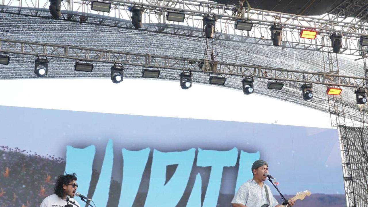 Nidji, meski tampil saat sore hari, panas terik matahari tak menyurutkan penonton untuk sing a long.