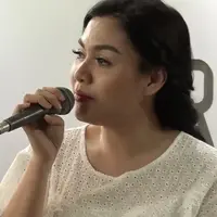 Vicky Shu sedang sibuk dengan bisnis sepatu dan off airnya. Selain bisnis sepatu, rencananya Vicky akan membuat bisnis kosmetik juga.