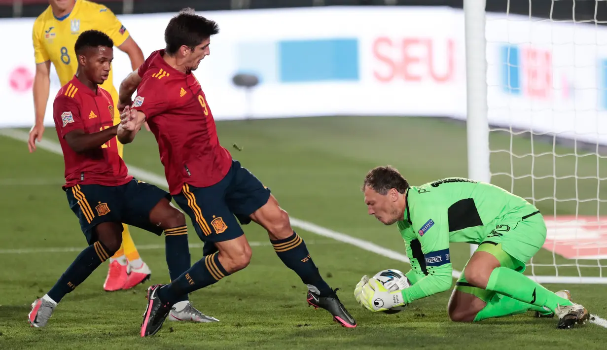 Kiper Ukraina Andriy Pyatov, merebut bola saat penyerang Gerard Moreno dari Spanyol berusaha menendangnya pada laga Grup 4 Liga A, UEFA Nations League 2020/2021 di Estadio Alfredo Di Stefano, Senin (7/9/2020) dini hari. Spanyol menang empat gol tanpa balas atas Ukraina. (AP Photo/Bernat Armangue)