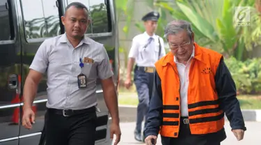 Tersangka suap Hakim PN Medan, Tamin Sukardi (kanan) saat tiba di Gedung KPK, Jakarta, Rabu (3/10). Pengusaha tersebut terlihat mengenakan tongkat sebagai alat bantu jalan. (Merdeka.com/Dwi Narwoko)