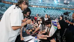 Pemain Red Sparks, An Ye-rim (kiri), Yeum Hye-seon (kedua kiri) mengantre tanda tangan saat acara fans signing Fun Volleyball 2024 di Indonesia Arena, Senayan, Jakarta, Sabtu (20/04/2024). (Bola.com/Bagaskara Lazuardi)