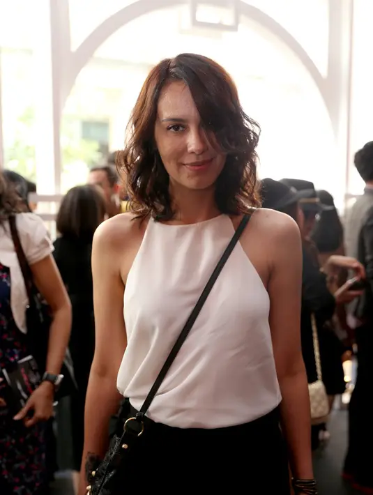 Wanita berwajah Indo ini pun tampak menghadiri ajang pesta kaum desainer itu pada Kamis (29/10/2015). Dengan usia yang sudah menginjak 45 tahun, Sophia masih tetap terlihat menarik seperti biasanya.  (Andy Masela/Bintang.com)