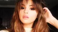 Selena Gomez baru saja mengganti gaya rambutnya. Sekarang penyanyi 23 tahun ini jadi punya poni imut yang membingkai wajah cantiknya.