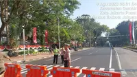 Polisi melakukan rekayasa lalu lintas di sekitar Jalan Medan Merdeka menuju ke Istana Kepresidenan, Jakarta Pusat saat demo buruh.