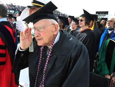 Veteran Perang Dunia II, Bob Barger (96) mengikuti upacara kelulusan di University of Toledo, Ohio, 5 Mei 2018. Bob Barger menerima gelar diplomanya 68 tahun setelah menghadiri kelas terakhirnya di kampus. (AP/Carlos Osorio)