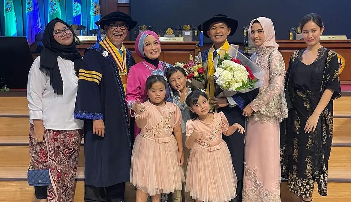 Wakil Gubernur Jawa Barat periode 2013-2018 dan anak lulus dari Fakultas Politik. Potret bahagia Deddy bersama istri, anak dan cucunya saat wisuda pada 8 Agustus 2023 lalu. [Instagram/deddy_mizwar]