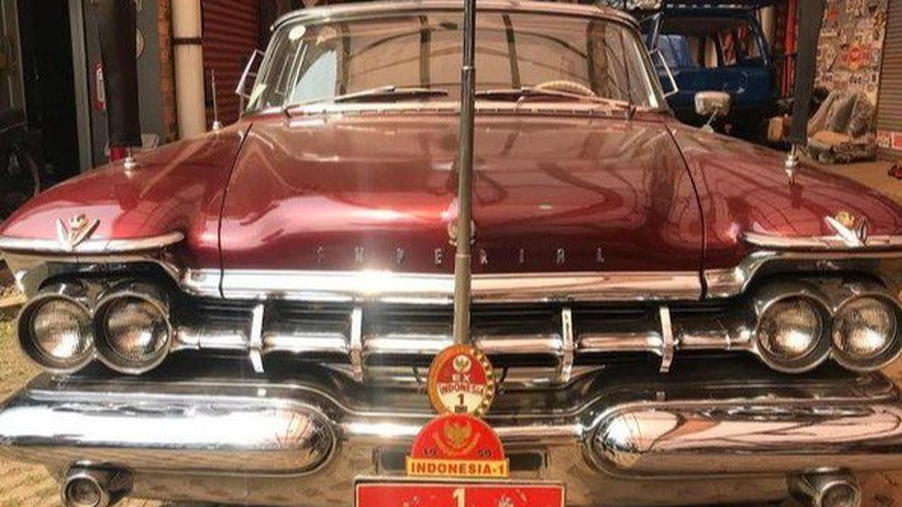 Imperial Crown 1957 

Mobil kepresidenan Soekarno, hadiah dari Raja Arab Saudi, Saud bin Abdul Aziz.  Jadi saksi bisu peristiwa pelemparan granat kepada Soekarno di Perguruan Tjikini, Jakarta.