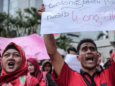 Puluhan mantan karyawan 7-Eleven (Sevel) menggelar demonstrasi di kawasan Matraman, Jakarta, Selasa (26/9). Para demonstran meneriakan tuntutannya sembarih memapangkan spanduk bertuliskan tuntutan-tuntutannya. (Liputan6.com/Faizal Fanani)
