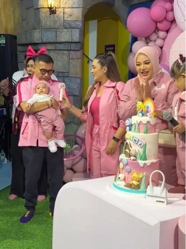 6 Potret Anang Hermansyah Momong Azura, Dampingi Cucu Belajar Renang