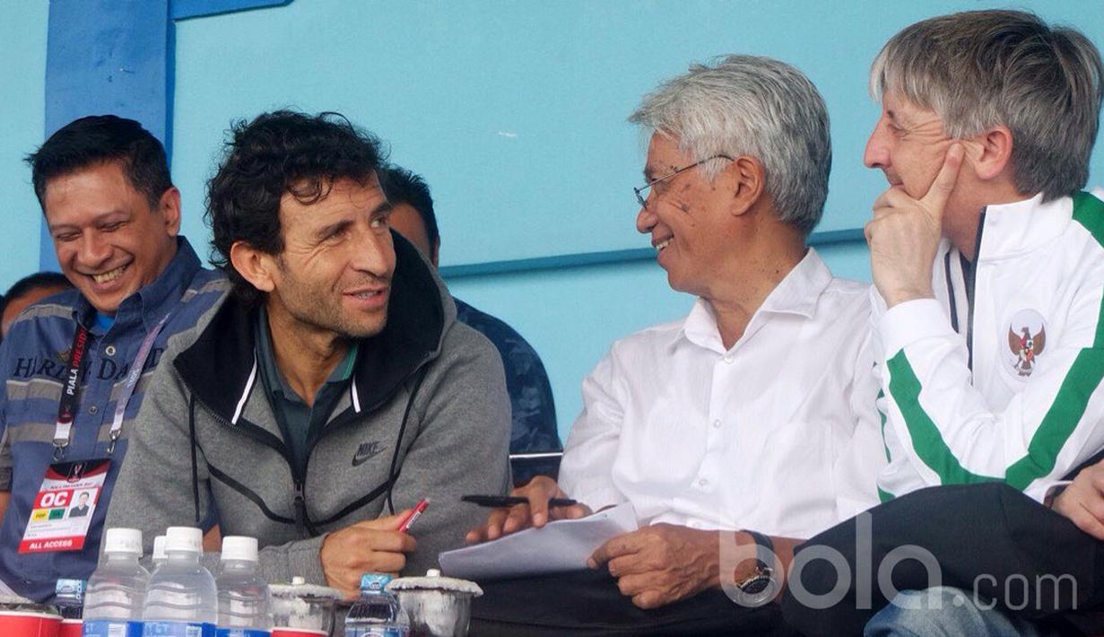 Setelah melakukan pemantauan di Malang, Luis Milla dan timnya akan bertolak ke Bali, Minggu (12/2/2017), untuk menyaksikan laga Grup 4 Piala Presiden 2017  di Stadion Kapten I Wayan Dipta, Senin (13/2/2017). (Bola.com/Benediktus Gerendo Pradigdo)