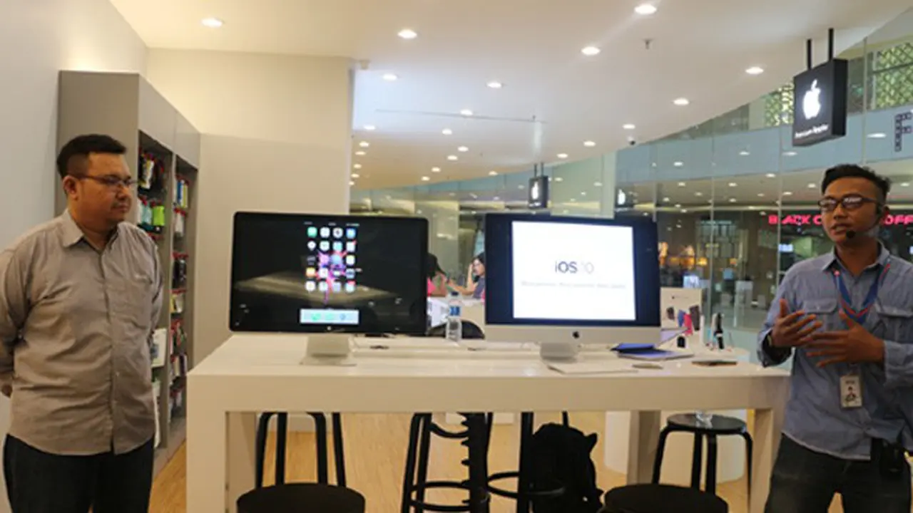 iOS 10: Begitu besar, ekspresif, dan begitu indah. Mahendra (Apple Certified Trainer) dan Setio (Trainer) di Sharing & Demo live iOS 10 di iBox Kota Kasablanka (15/9/2016) / Foto: Hidya anindyati