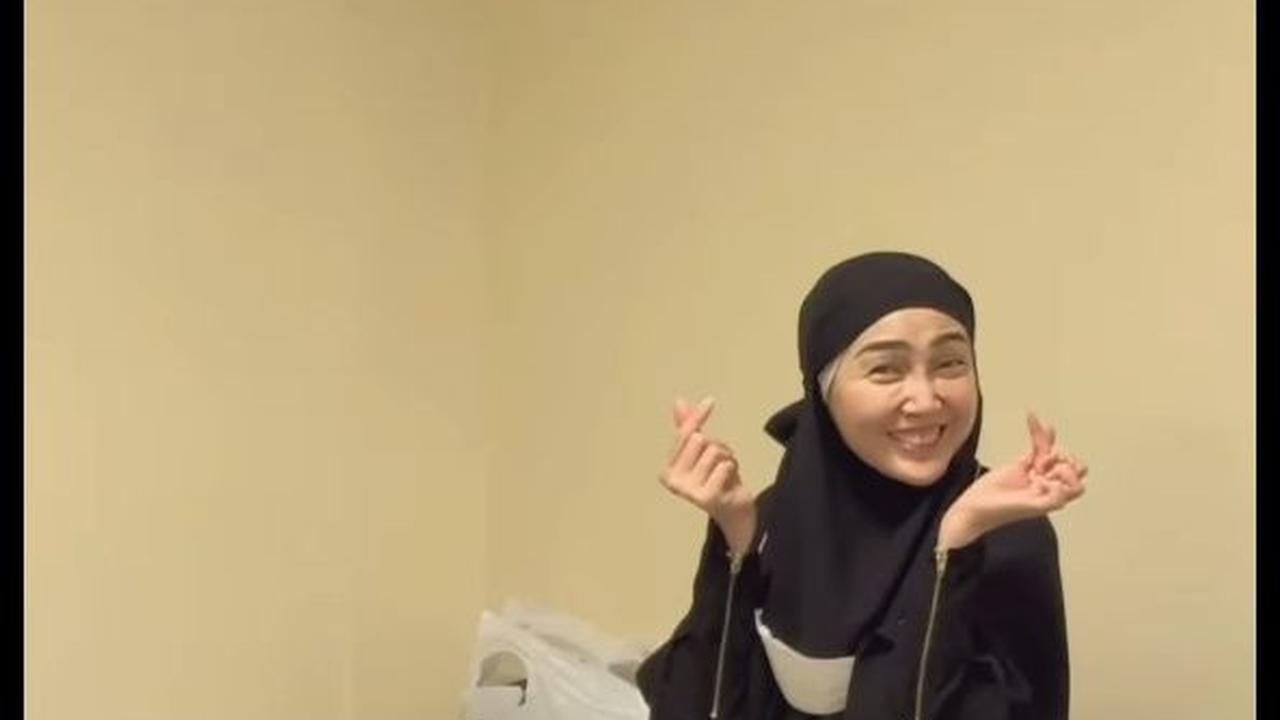 Momen Romantis Fenita jadi Tukang Cuci Baju di Tanah Suci, Ari Untung Gotong Pakaian