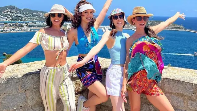 7 Potret OOTD Summer Cinta Laura saat Liburan di Spanyol, Tampil Stunning bak Barbie di Dunia Nyata