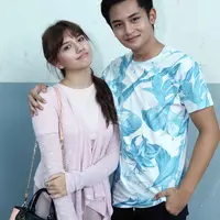 Dalam rangka merayakan Hari Ulang Tahun Indonesia yang ke-71, Cassandra Lee dan Randy Martin ikut lomba makan krupuk. (Nurwahyunan/Bintang.com)