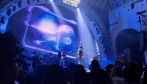 Penampilan berbeda dibawakan oleh Pamungkas di Soundrenaline Sana Sini Jakarta 2025 di Bengkel Space, Jakarta Selatan, Jumat (19/12/2025). (Aisyah Ichsani Maulida/Liputan6.com)