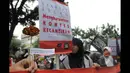 Aksi massa dari Hizbut Tahrir Indonesia (HTI) melakukan aksi unjuk rasa menolak kontes Putri Indonesia di depan kantor Kementerian Pemberdayaan Perempuan, Jakarta, Jumat (20/2/2015). (Liputan6.com/Herman Zakharia)