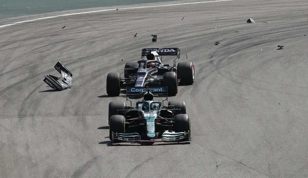 Balapan sempat tersendat beberapa saat setelah terjadi insiden yang menimpa Yuki Tsunoda karena kehilangan bagian sayap depannya usai menabrak Lance Stroll. (AP Photo/Marcelo Chello)