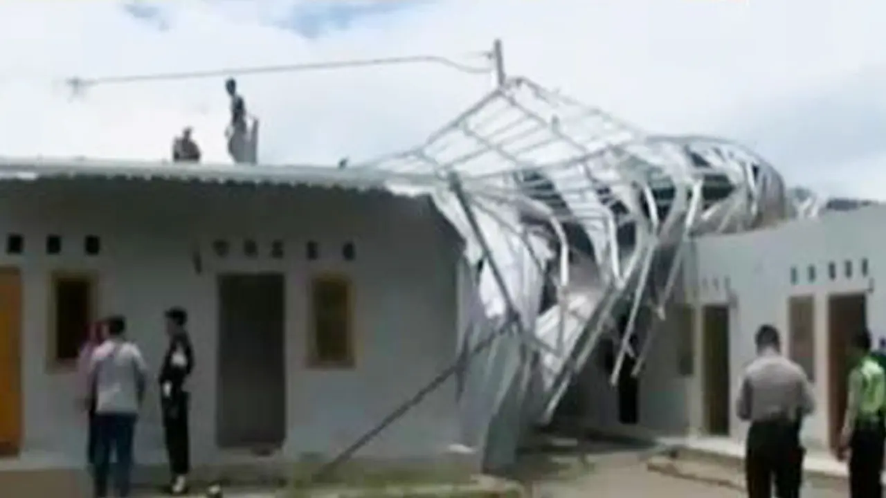 VIDEO: Ratusan Rumah di Banyumas Rusak Diterjang Puting Beliung