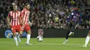 Penyerang Barcelona, Ousmane Dembele mencetak gol pembuka timnya selama pertandingan sepak bola La Liga Spanyol antara Barcelona dan Almeria di stadion Camp Nou di Barcelona, Spanyol, Minggu (6/11/2022). Barcelona menang atas Almeria dengan skor 2-0. (AP Photo/Joan Monfort)