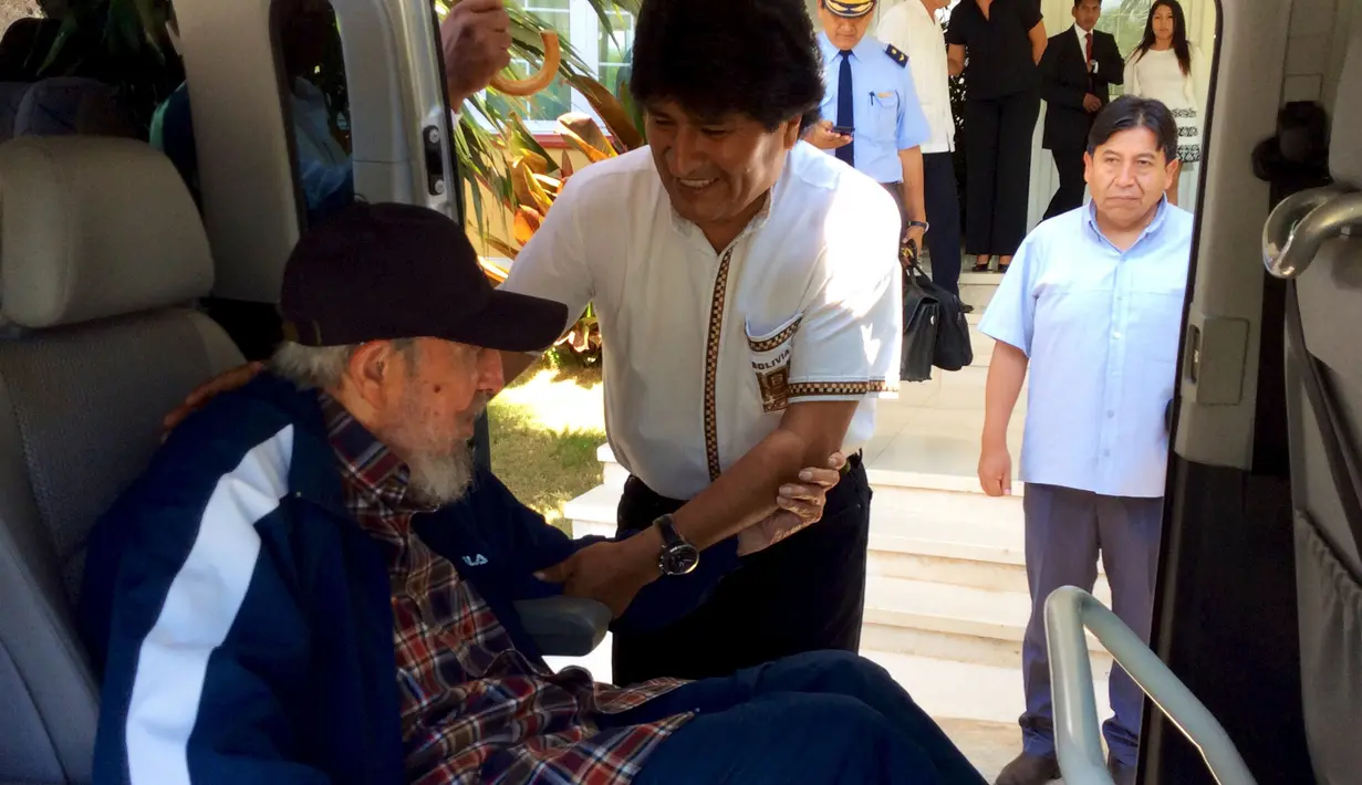 Fidel Castro saat disambut Presiden Bolivia Evo Morales di Havana , Kuba, Kamis (13/8/2015). Fidel sempat menjadi target pembunuhan oleh lawan politiknya karena kritikannya terhadap pemerintah Kuba pada saat itu. (REUTERS/Bolivian Presidency)