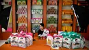 Pengguna layanan live streaming mempromosikan produk makanan ringan secara daring di Danfeng, Provinsi Shaanxi, China, 20 Juli 2020. Penjualan daring produk pertanian di sana mencatat kenaikan berkat promosi produk melalui live streaming. (Xinhua/Liu Xiao)