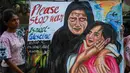 Seorang mahasiswa seni membawa sebuah lukisan yang mengutuk konflik antara Israel dan kelompok milisi Palestina, Hamas, di Mumbai pada tanggal 5 Maret 2024. Hari Perempuan Internasional atau International Women's Day (IWD) diperingati setiap tanggal 8 Maret. (Punit PARANJPE/AFP)