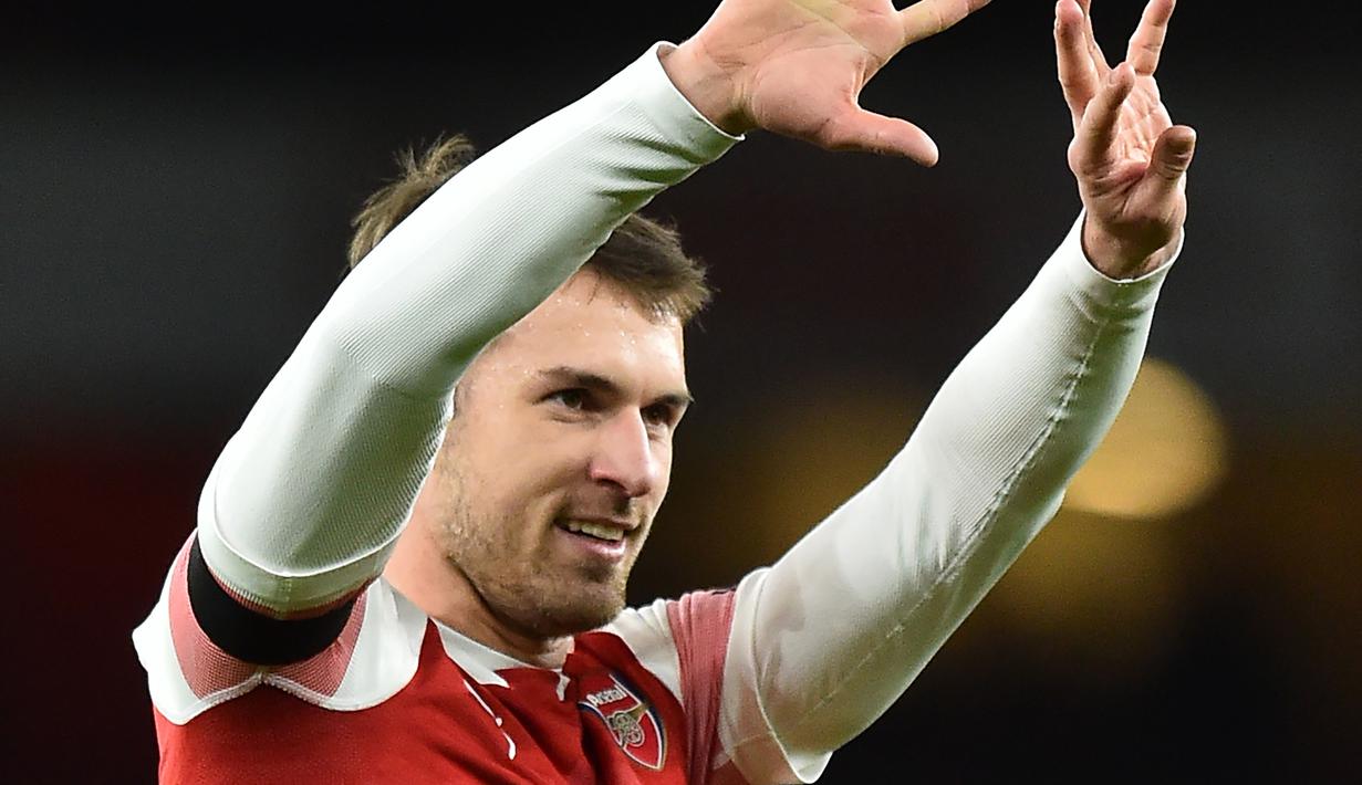 Gelandang Arsenal, Aaron Ramsey, merayakan gol yang dicetaknya ke gawang Fulham pada laga Premier League di Stadion Emirates, London, Selasa (1/1). Arsenal menang 5-1 atas Fulham. (AFP/Glyn Kirk)