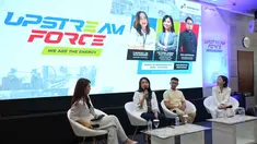 Upstream Champion, Theresia lin Wulandari (kedua kiri) saat menjawab pertanyaan peserta pada gelaran “Upstream Force We Are The Energy” di Auditorium Gedung Griya Legita, Lantai 3 Universitas Pertamina, Jakarta, Kamis (6/11/2025). (Fimela.com/Adrian Utama Putra)