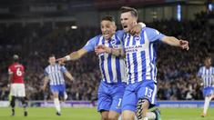 Para pemain Brighton & Hove Albion merayakan gol Pascal Gross (kanan) ke gawang Manchester United pada lanjutan Premier League di AMEX Stadium, Brighton, (4/5/2018). MU kalah 0-1 dari Brighton. (Gareth Fuller/PA via AP)