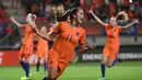 Gelandang Belanda, Lieke Martens melakukan selebrasi usai saat merayakan gol ketiga timnya saat pertandingan semifinal UEFA Women's Euro 2017 antara Belanda dan Inggris di Stadion FC Twente, di Enschede (3/8). (AFP Photo/John Thys)