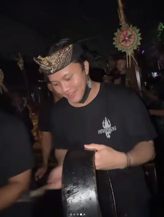 Rizky Febian di acara pengerupukan. [Foto: Instagram/rizkyfbian]