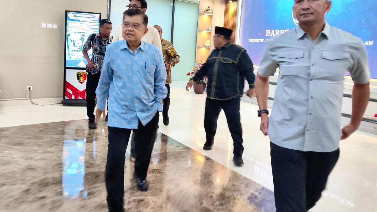 FOTO: Rismon Hasiholan Sianipar Dilaporkan Jusuf Kalla ke Bareskrim