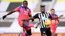 Bek Chelsea, Kurt Zouma, berebut bola dengan gelandang Newcastle United, Allan Saint-Maximin, pada laga lanjutan Liga Inggris di St James Park, Sabtu (21/11/2020) malam WIB. Chelsea menang 2-0 atas Newcastle United. (AFP/Alex Pantling/pool)