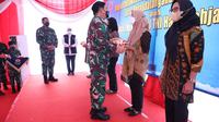 Panglima TNI Marsekal Hadi Tjahjanto menyerahkan kunci rumah untuk keluarga prajurit KRI Nanggala 402. (Istimewa)