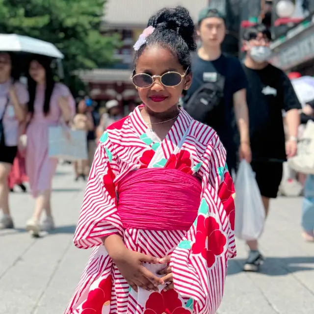 7 Potret Kimmy Jayanti Liburan di Jepang, Anakny Tampil Gaya Pakai Kimono