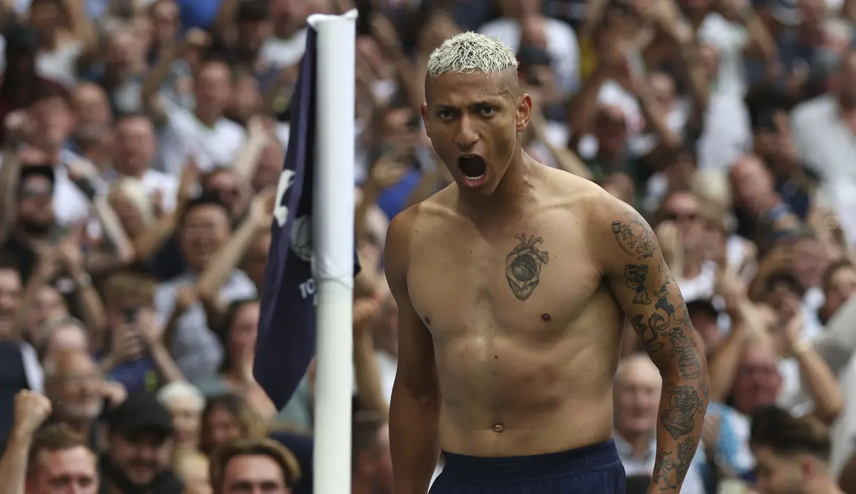 Richarlison memilih berganti kostum pada musim ini bersama Tottenham Hotspur. Sejauh ini, pemuda 25 tahun tersebut telah tampil sebanyak lima laga dan baru mencetak dua asis. Satu-satunya gol yang ia lesatkan saat menghadapi Fulham pada Sabtu (03/08/2022) kemarin. Sayangnya, gol tersebut dianulir oleh wasit usai meninjau VAR karena terbukti offside. (AP/Ian Walton)