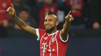 Gelandang Bayern Munchen, Arturo Vidal, melakukan selebrasi usai mencetak gol ke gawang Schalke pada laga Bundesliga, di Stadion Veltins, Selasa (20/9/2017). Bayern Munchen menang 3-0 atas Schalke. (AFP/Patrik Stollarz)
