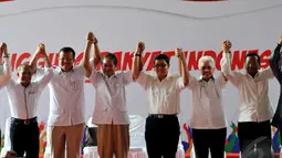Ali Masykur Musa bersama Hatta Rajasa, Mahfud MD dan tokoh lainnya mengangkat tangan bersama sebagai bentuk dukungan terhadap pasangan Prabowo-Hatta pada Pilpres 2014, Jakarta, Rabu (28/5/2014) (Liputan6.com/Johan Tallo).