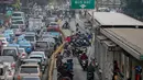 Sejumlah pemotor memutarbalik saat razia sterilisasi jalur Transjakarta di Jalan Buncit Raya, Mampang, Jakarta, Jumat (25/9/2015). Setiap harinya banyak pemotor yang nekat memasuki lajur busway yang semestinya steril. (Liputan6.com/Faizal Fanani)