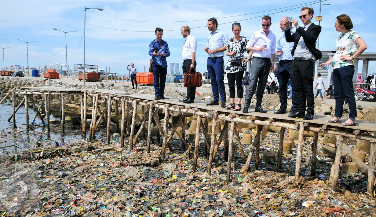 Menteri Lingkungan dan Pangan Denmark, Esben Lunde Larsen bersama stafnya saat melihat kondisi sampah yang berada di pinggiran pantai Muara Angke, Jakarta, Senin (11/4/2016). (Liputan6.com/Yoppy Renato)