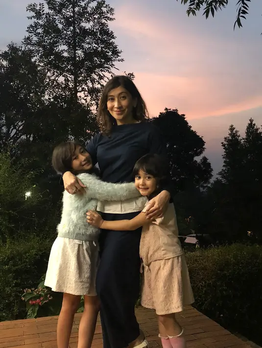 Sadar akan pentingnya gadget di era kemajuan teknologi sekarang ini, Shelomita pun tidak benar-benar melarang anaknya dalam menggunakan ponsel. Masih membolehkan menggunakan dalam pengawasannya. (Instagram/shelomitadiah)