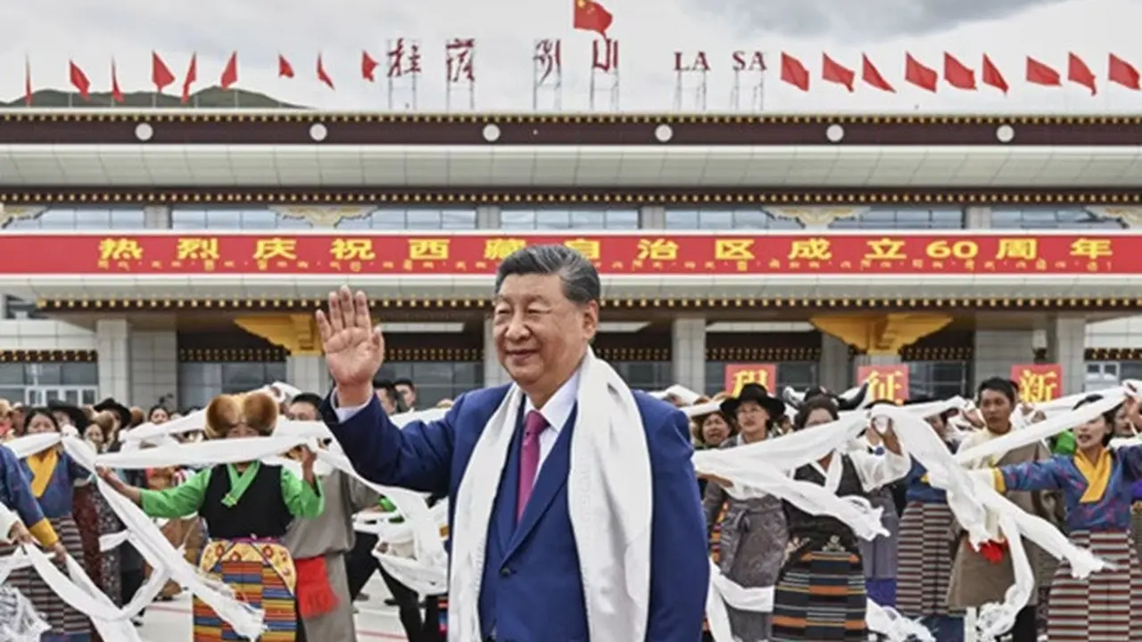 Presiden China Xi Jinping melambaikan tangan saat tiba di Lhasa, Daerah Otonomi Tibet, China, Rabu (20/8/2025).