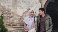 Menikmati momen liburan bersama di Turki, pasangan selebriti yang sudah menikah sejak sejak 12 Desember 2009 ini terlihat selalu harmonis. Keduanya menjadi salah satu pasangan idola, kerena dalam perjalanan rumah tangganya tampak adem ayem. (Liputan6.com/IG/@dhiniaminarti)