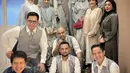 <p>Hadir juga Dimas Seto bersama istri, Dhini Aminarti. Momen saat potret bareng dengan Bridesmaid dan Groomsman. [Instagram/zaskiadyamecca]</p>