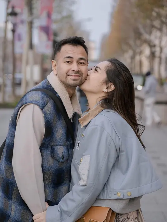 Tidak hanya momen hangat saat menikmati liburan bersama anak-anaknya, tapi juga memamerkan kemesraannya. [Instagram/raffinagita1717]