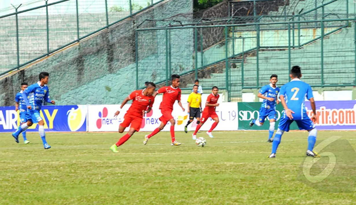 Pemain Timnas 19 Indonesia membawa bola saat laga uji coba di stadion Siliwangi Bandung, (25/2/2015). Timnas U19 Indonesia menang 2-0 atas Persib U21. (Liputan6.com/Faisal R Syam)