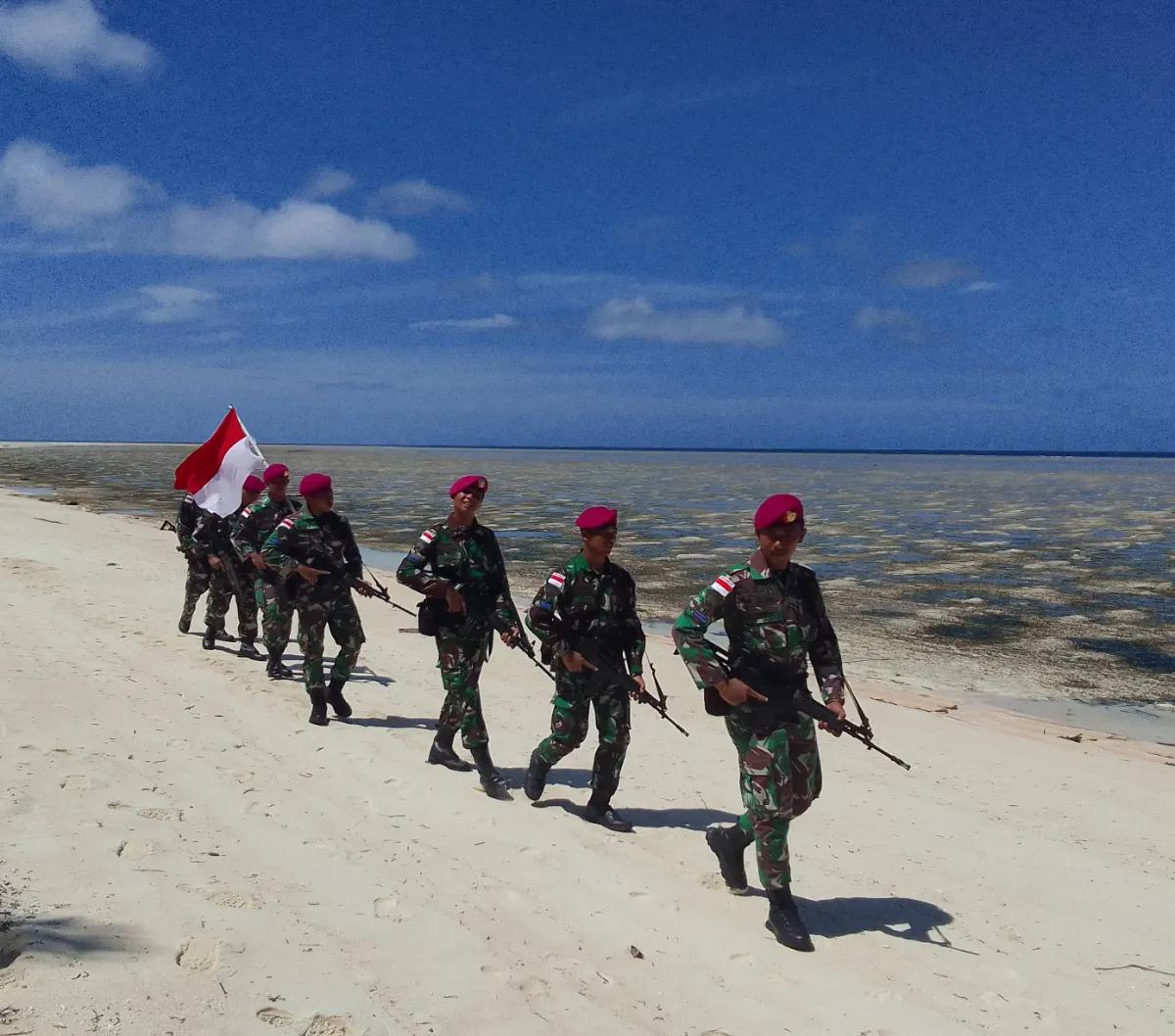 Kemudian di laut, kekuatan Indonesia sebanyak 296 unit alutsista, yang terdiri dari 7 unit kapal fregat, 24 unit kapal korvet, 4 kapal selam, 181 kapal patroli, 11 unit mine warfare.