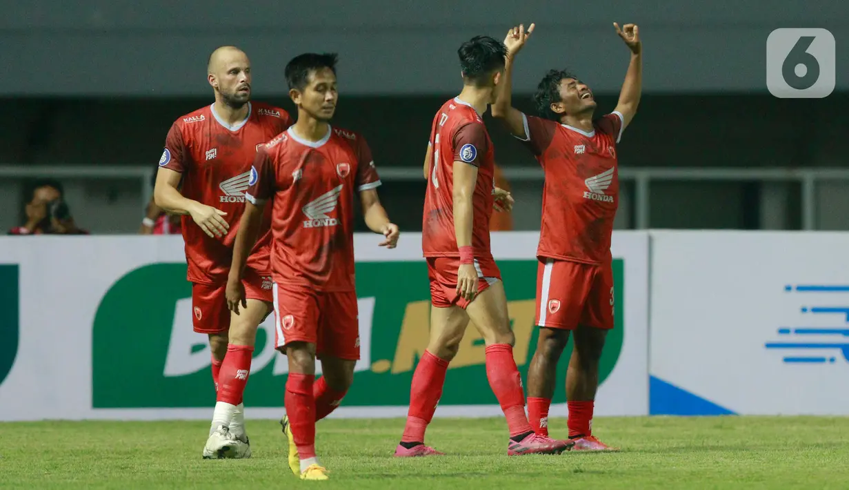 Pemain PSM Makassar, Ilham Udin Armaiyn, melakukan selebrasi usai membobol gawang Arema FC pada pertandingan BRI Liga 1 2021 di Stadion Pakansari, Bogor, Minggu (5/9/2021). PSM Makassar bermain imbang atas Arema FC 1-1. (Bola.com/M Iqbal Ichsan)